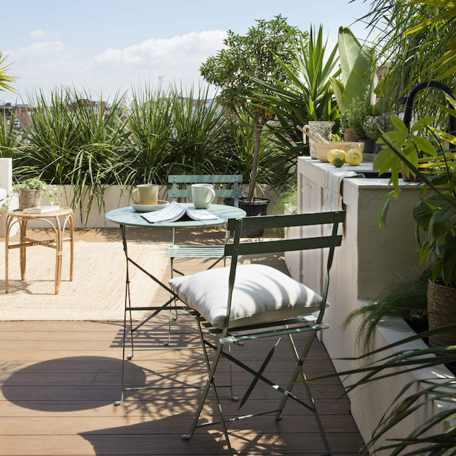 Terraza con mesita y sillas y plantas